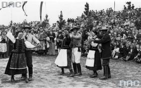 Czas pokoju. Tańce ludowe podczas Święta Winobrania w Zaleszczykach, październik 1938 r.