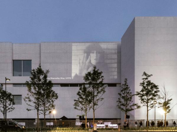 Horyzontalna, stworzona z idealnych prostopadłościanów konstrukcja przemawia szlachetną prostotą klasycznej geometrii i wchodzi niejako w dialog z otoczeniem.