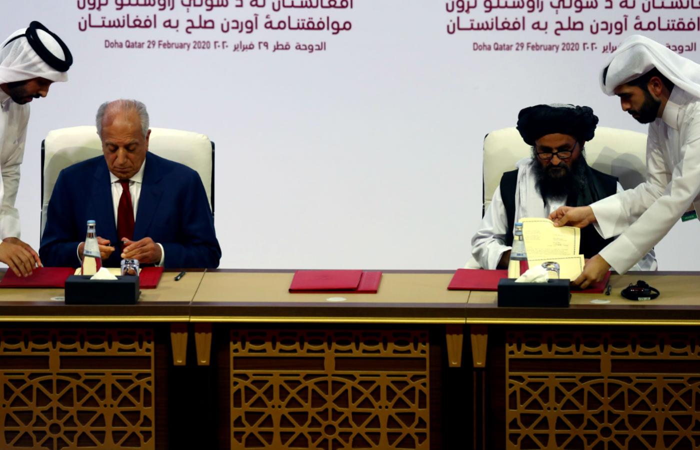 Porozumienie w Katarze podpisali 29 lutego wysłannik Trumpa ds. Afganistanu Zalmay Khalilzad oraz szef delegacji talibskiej mułła Ghani Baradar.