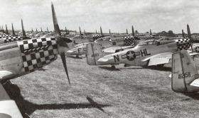 Amerykańskie myśliwce P 51 Mustang na płycie brytyjskiego lotniska w Duxford.