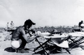 Władysław Drecki z Cyrku Skalskiego naprawia łóżko polowe, Tunezja, 1943 r.