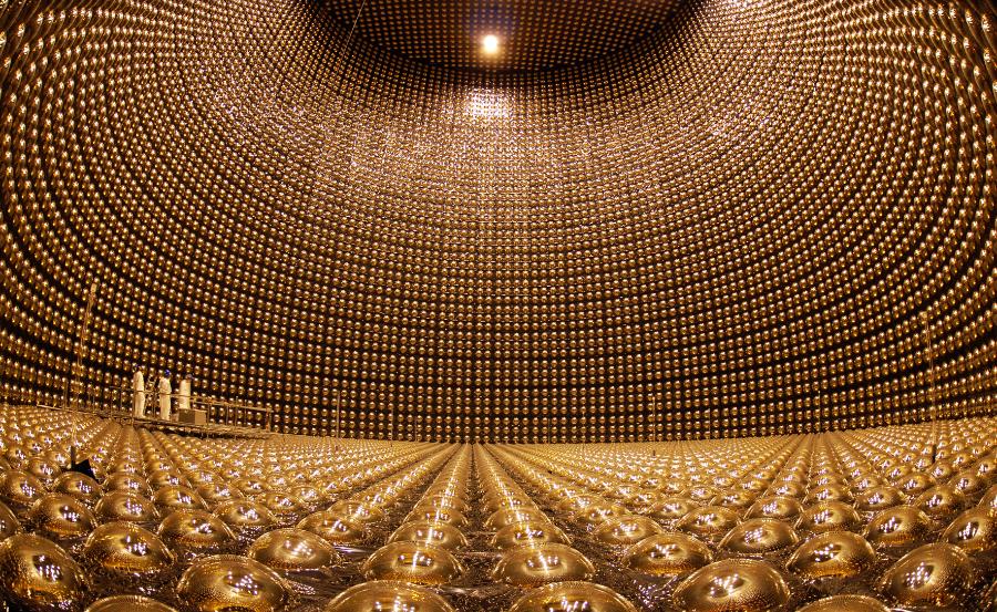 Eksperyment Super-Kamiokande, detektor neutrin słonecznych zainstalowany w danej kopalni Mozumi, w japońskiej prefekturze Gifu. Potężny, obłożony powielaczami i wypełniony wodą cylinder ma ponad 40 metrów wysokości i niemal tyle samo średnicy.