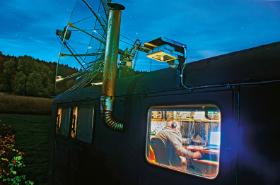 Andrzej Matuszny w trakcie zawodów krótkofalarskich. Na drugim planie największa z anten Kłodzkiej Grupy EME.