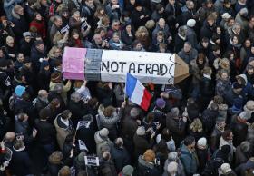 Podniosła się we Francji obrona nieskrępowanej wolności słowa.