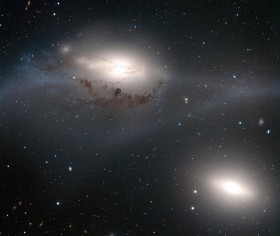 Oczy Panny. Dwie galaktyki w Pannie zbliżone do siebie na odległość ok. 100 tys. lat świetlnych na skutek zderzenia  jednej z nich (tej wyższej na zdjęciu) z potężną galaktyką eliptyczną Messier 86 (niewidoczną). Mialo to miejsce 100 mln lat temu.