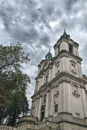 W XIX wieku Polacy w uroczysty sposób zaczęli żegnać wielkich artystów: Chopina, Sienkiewicza,  Matejkę. Pogrzeby bywały manifestami polskości i patriotyzmu. W Krakowie na Skałce spoczęli  miedzy innymi: Wyspiański, Kraszewski, Asnyk.