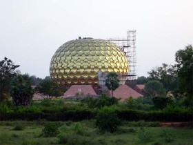 Jak spod ziemi wyrasta wysoki na dziesięć pięter złoty glob