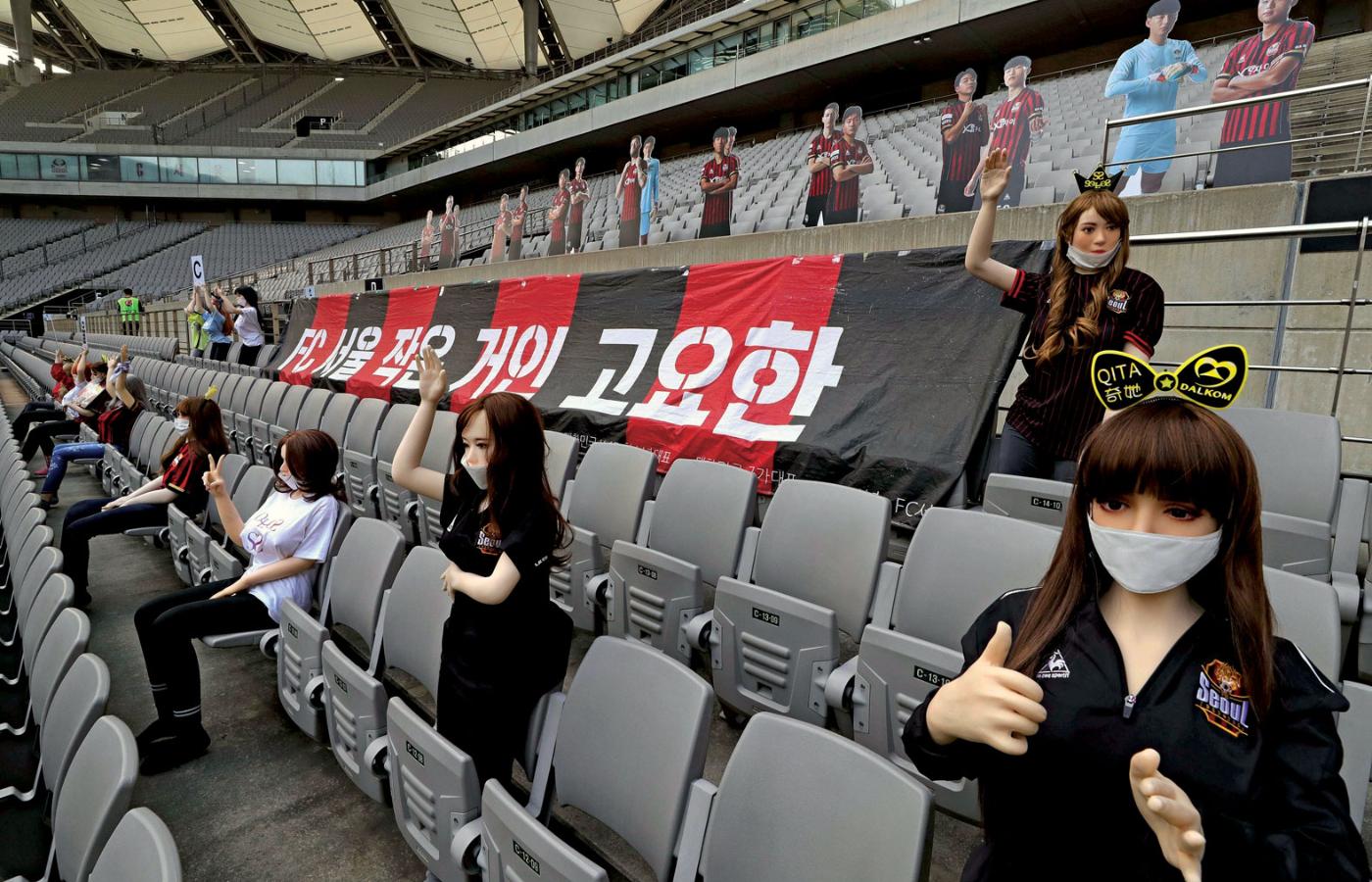 Lalki dopingujące na trybunach stadionu w Seulu.