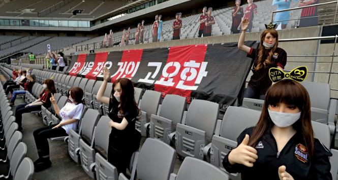 Lalki dopingujące na trybunach stadionu w Seulu.
