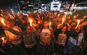 Przed zakładem karnym EL Rodeo niedaleko Caracas czuwają rodziny więźniów politycznych z nadzieją na ich uwolnienie.