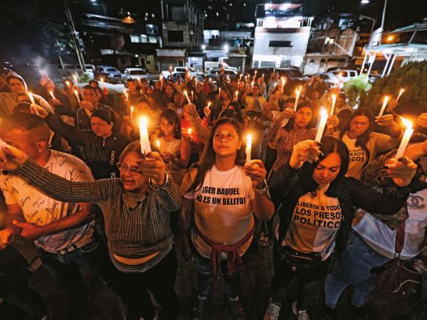 Przed zakładem karnym EL Rodeo niedaleko Caracas czuwają rodziny więźniów politycznych z nadzieją na ich uwolnienie.