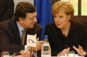 Były kanclerz Niemiec Helmut Kohl zarzucił Angeli Merkel brak politycznego kompasu i serca dla procesu zjednoczenia Europy. Na fot. z szefem Komisji Europejskiej.