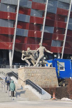 Sztafeta na placu budowy narodowego. Mamy nadzieję, że nowa wersja rzeźby biegaczy będzie przypominać o emocjach na dawnym stadionie.