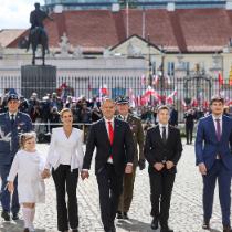 Nawroccy przed Pałacem Prezydenckim
