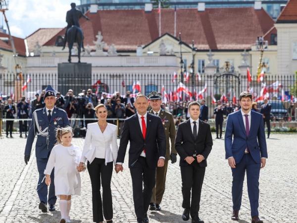 Karol Nawrocki i jego bliscy przed Pałacem Prezydenckim, 6 sierpnia 2025 r.