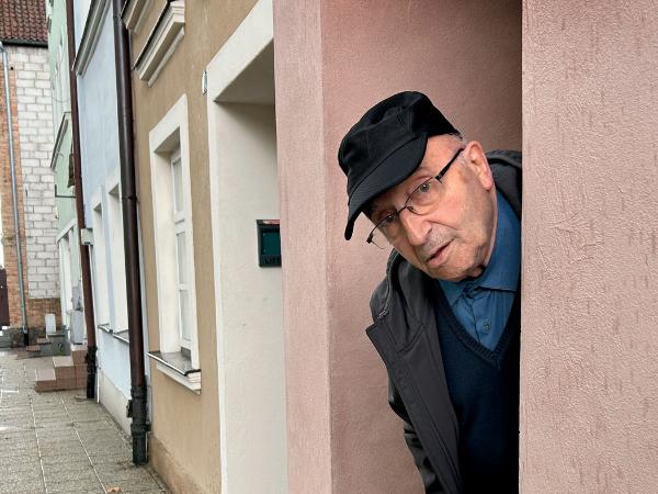 Romuald Jakub Weksler-Waszkinel na jednej z uliczek Pasłęka.