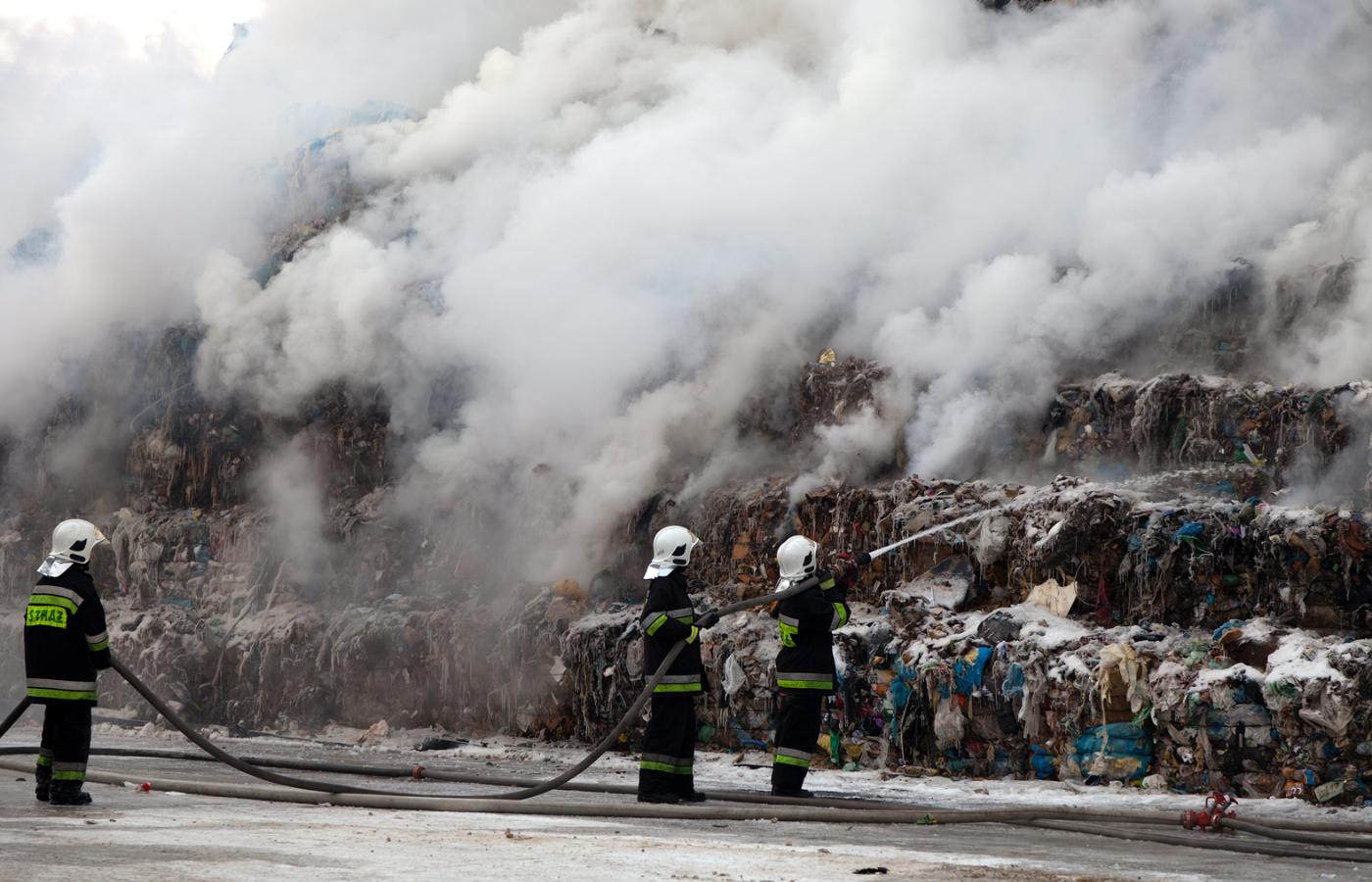 W tym roku wybuchło już ponad 70 pożarów na placach z odpadami. Najwięcej w kwietniu i maju.