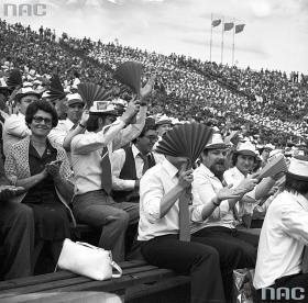 Peeerel, czerwoooni. Peeerel, czerwoooni. Publiczność na trybunach stadionu. W białych koszulach i czerwonych krawatach działacze Związku Socjalistycznej Młodzieży Polskiej. To samo święto w lipcu 1979 r.