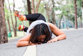 Bieganie, w tym również maratonów, przysparza pacjentów fizjoterapeutom i ortopedom.