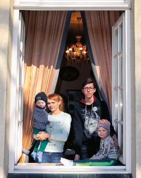 Oleg i jedna z ukraińskich matek goszczą u Ryszarda w podwarszawskim Milanówku.