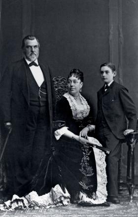 Leland Stanford z rodziną; fotografia z 1880 r.