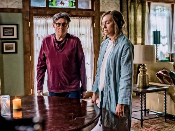 Gabriel Byrne i Toni Collette jako Steve i Annie Grahamowie.