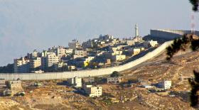 Mur oddzielający Zachodni Brzeg w pobliży Góry Syjon.