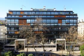 Immeuble Clarté w Genewie – czyli nowoczesne bloki mieszkalne. Autorem projektu jest zmarły pół wieku temu Le Corbusier, twórca przez jednych uznawany za geniusza i wizjonera, przez innych – w najlepszym razie za kontrowersyjnego ekscentryka. Nie ma jednak wątpliwości, że Le Corbusier zdominował myślenie o miejskiej architekturze na kolejne dekady. I nadal inspiruje. Genewski gmach – tak jak 17 innych projektów tego architekta – został wpisany na listę światowego dziedzictwa UNESCO. Oddany do użytku w 1932 roku, pomieścił 45 jednostek mieszkalnych na ośmiu kondygnacjach. Mieszkania mają rzecz jasna różny metraż (są i takie z ośmioma sypialniami), część z nich – co też jest rozwiązaniem innowacyjnym – to mieszkania dwupoziomowe.