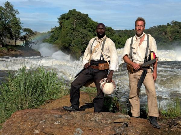 W serii „Ben Fogle: wyścig do źródła Nilu” autor wraz z prezenterem Dwaynem Fieldsem (z lewej) docierają m.in. do Wodospadu Murchisona w Ugandzie.