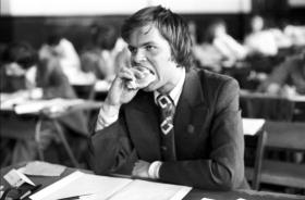 Nie samą wiedzą maturzysta żyje. Na fot. przerwa śniadaniowa w czasie matury w Gdańsku w 1977 r.