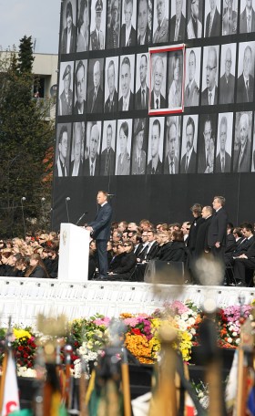 Ofiary katastrofy żegna premier Donald Tusk. Za nim stoją (od lewej): Izabela Sariusz Skąpska, córka tragicznie zmarłego prezesa Federacji Rodzin Katyńskich, minister w Kancelarii Prezydenta RP Maciej Łopiński oraz Bronisław Komorowski