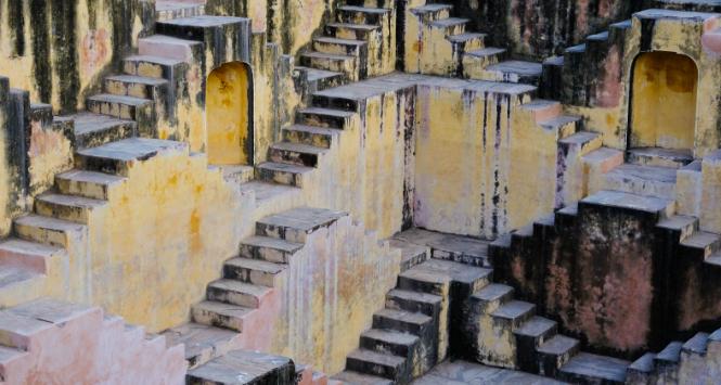 Teza, że wszystko jest we wszystkim, stanowi trywialną tautologię.