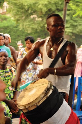 Dźwięk bębnów towarzyszy każdej ceremonii voodoo. Póki grają, bębniarzom nie wolno schodzić ze skór zwierząt na których stoją, tego wymagają od nich duchy.