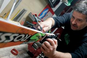 Zazwyczaj potrzebna jest regeneracja ślizgów i ostrzenie, warto też sprawdzić wiązania.