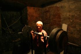 Zygmunt Gac w siłowni urządzonej w piwnicach zwanych Gehenną.