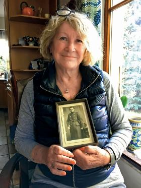 Stefania Stecka z fotografią ojca, Mieczysława Wierzbińskiego, w mundurze Wojska Wielkopolskiego.