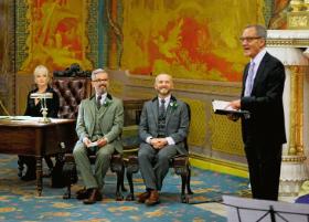 Andrew Wale (po lewej) i Neil Allard podczas nabożeństwa weselnego w marcu 2014 r., w Brighton po wejściu w życie prawa zezwalającego na małżeństwa osób tej samej płci w Anglii i Walii.