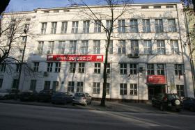 Gmach przy Rozbrat okres świetności ma dawno za sobą. SLD pozbył się go chętnie, bo nie tylko że nie miał pieniędzy na remont budynku, ale brakowało też na utrzymanie.