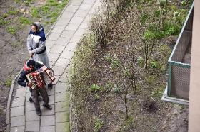 Rumuńscy Cyganie rozjechali się po Europie i oddali najprostszemu sposobowi zarobkowania – żebractwu.