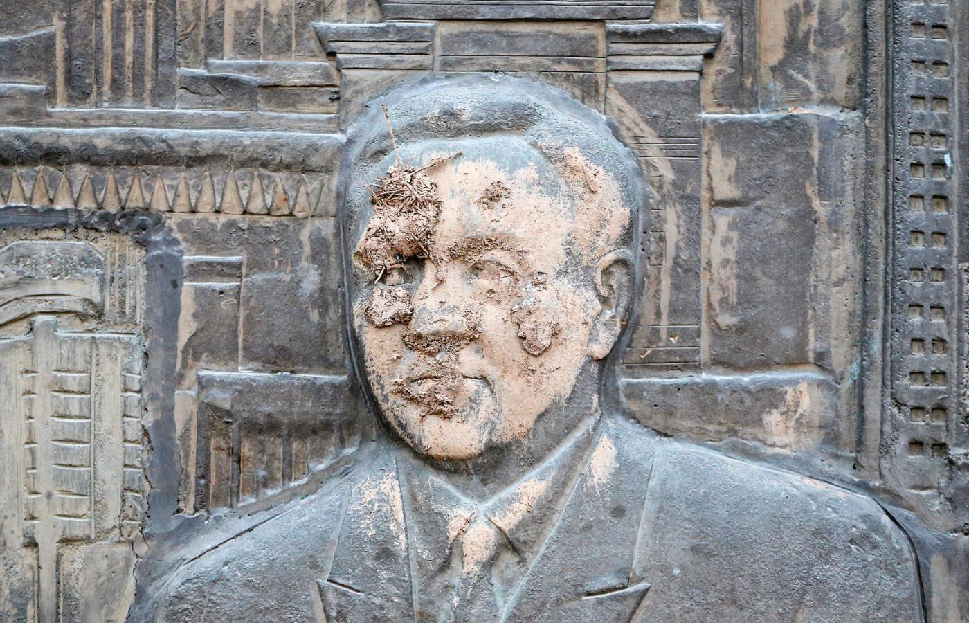 Ałmaty, obrzucona błotem płaskorzeźba przedstawiająca prezydenta Nazarbajewa.