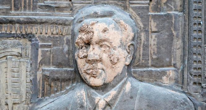 Ałmaty, obrzucona błotem płaskorzeźba przedstawiająca prezydenta Nazarbajewa.