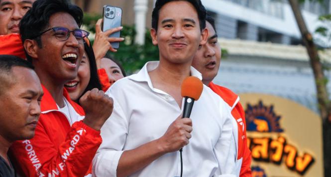 Lider partii Move Forward i kandydat na premiera Tajlandii Pita Limjaroenrat świętuje wyniki wyborów w Bangkoku. 15 maja 2023 r.