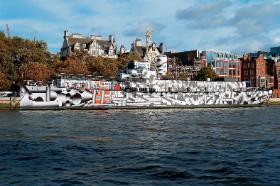 Pływające dzieło malarza Tobiasa Renbergena zacumowane w Londynie.