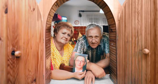 Elżbieta i January Zielińscy z fotografią zmarłego Macieja.