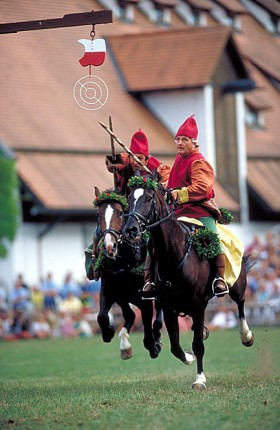 Stroje są rekonstrukcjami ale fryzury i umiejętności jeźdźców, muzyków...