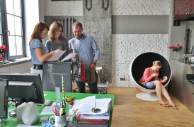 Edyta i Sebastian Padzikowie przyjechali z Warszawy – w biurze dewelopera Nowej Przędzalni przeglądają ofertę. Nie wykluczone, że zamienią stolicę na Murowane Klimaty