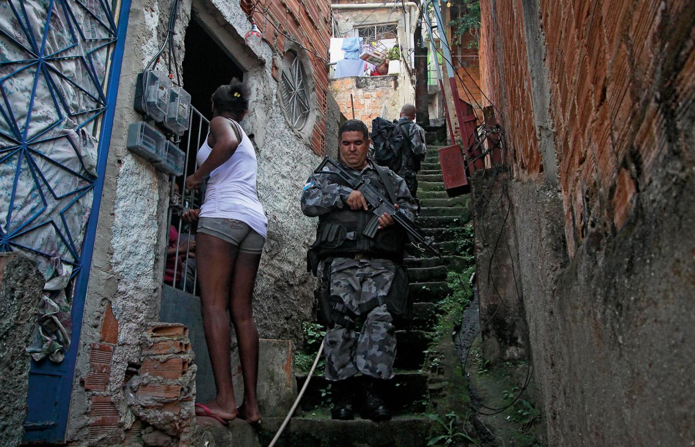 Patrol policji kontroluje fawele na przedmieściach Rio de Janeiro, lipiec 2012 r.