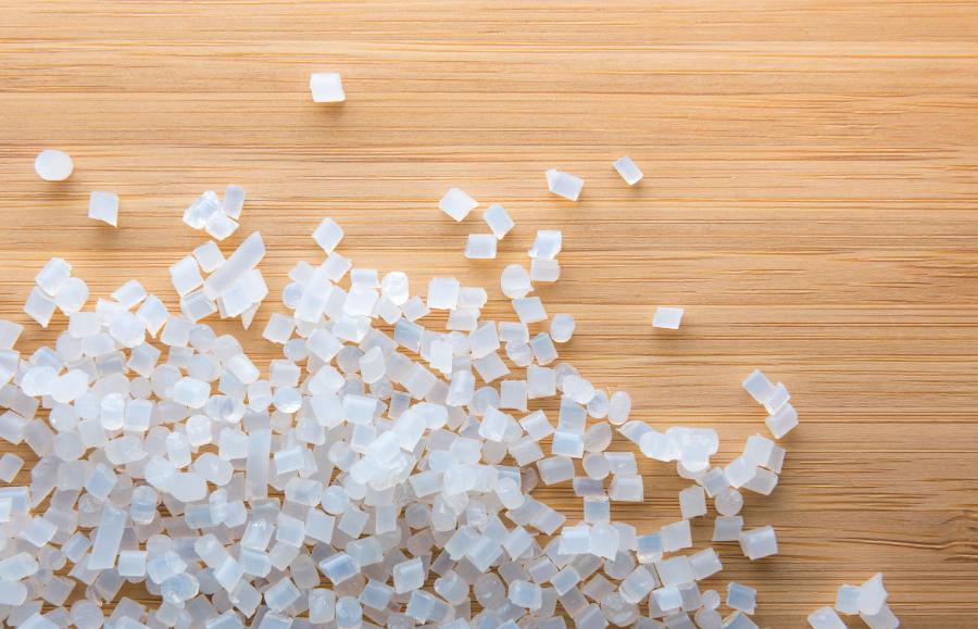 Granulat biodegradowalnego materiału do produkcji plastików uzyskany ze skrobi.