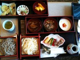 Japonia: bento ze świeżych warzyw, mięsem, rybą, tempurą.