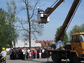 3 maja 2009. Święto straży pożarnej. Pamiątkowe zdjęcie z gospodarzami miasta.  Obchody fotografowali fotoreporterzy stowarzyszenia dokumentalistów „Droga”: Anna Musiałówna, Jacek Barcz, Marek Szymański.